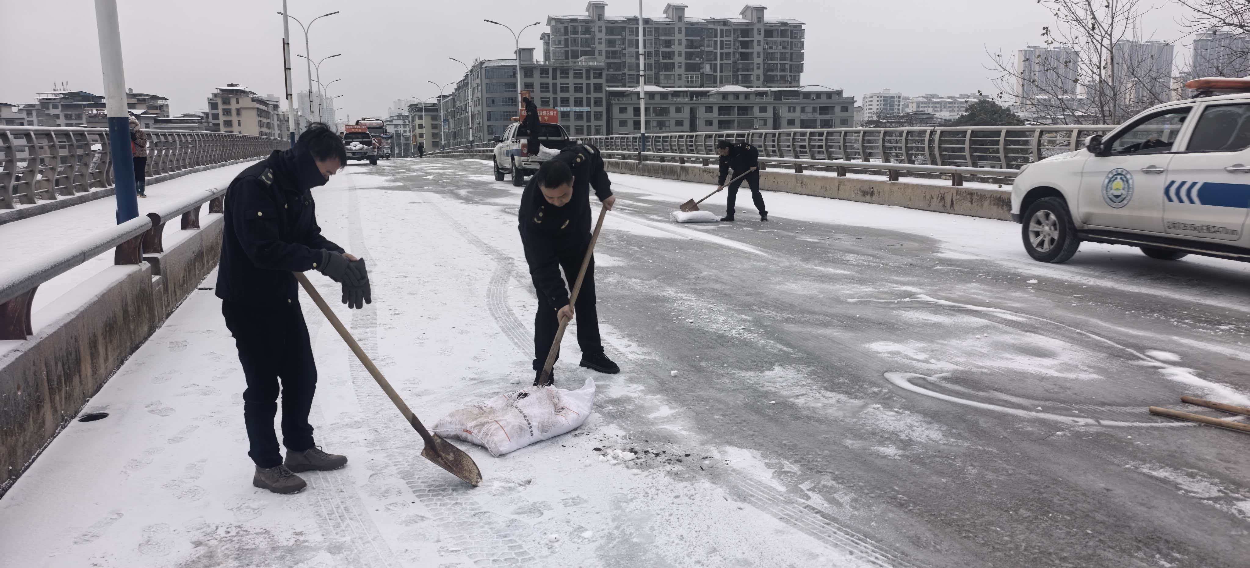 新宁县城市管理综合行政执法大队：党建引领战冰雪 执法为民保畅通