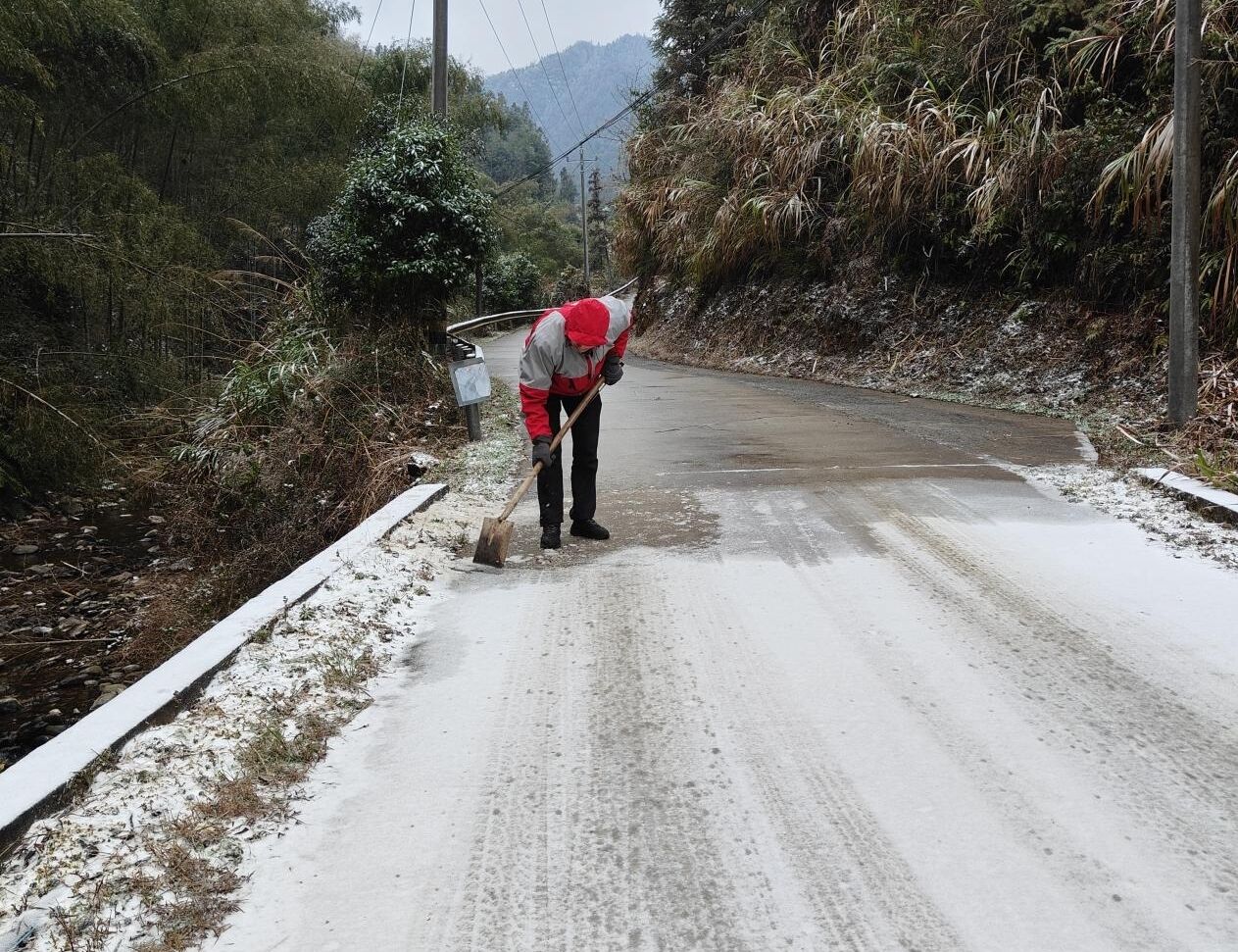 洞口县桐山乡：干群同心铲冰除雪 保障群众安全出行
