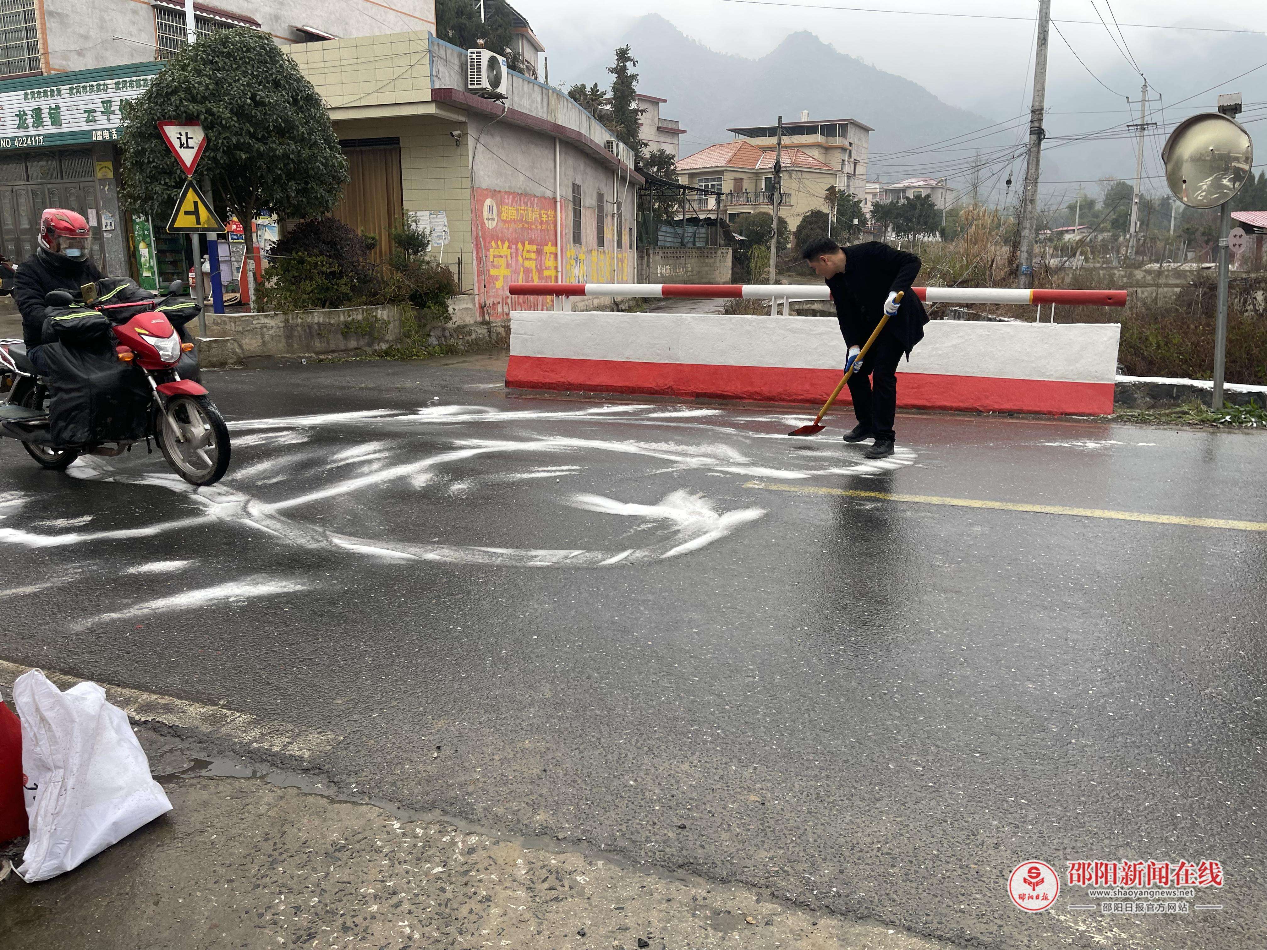 武冈市道路运输服务中心筑牢冰冻天气安全防线
