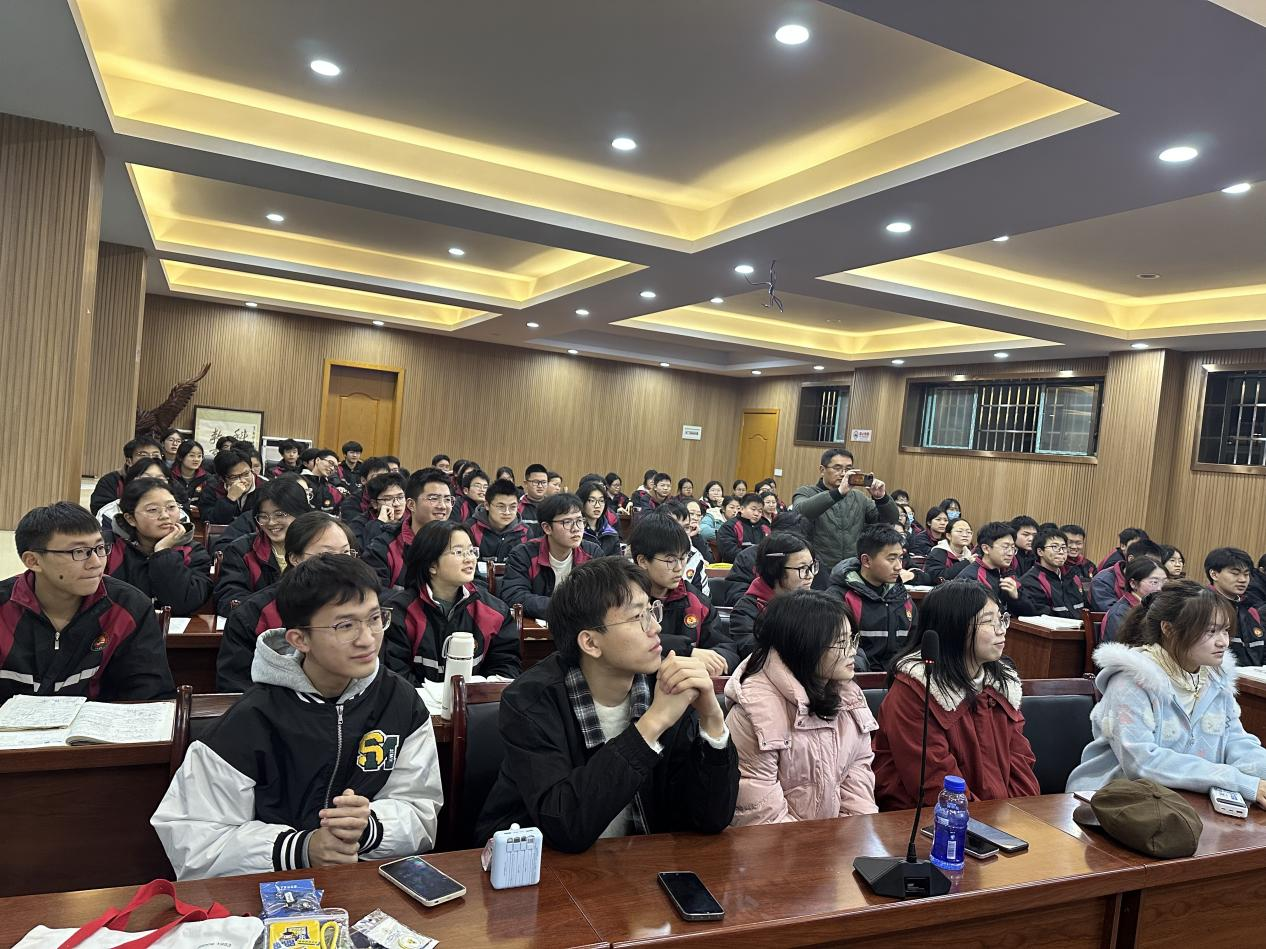 新邵一中希工班学子返校参加见面会