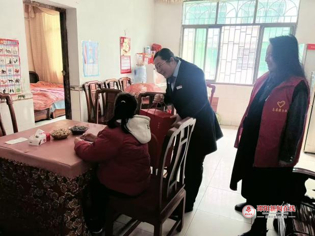 邵东农商银行联合邵东市宋家塘街道广场社区开展主题慰问活动