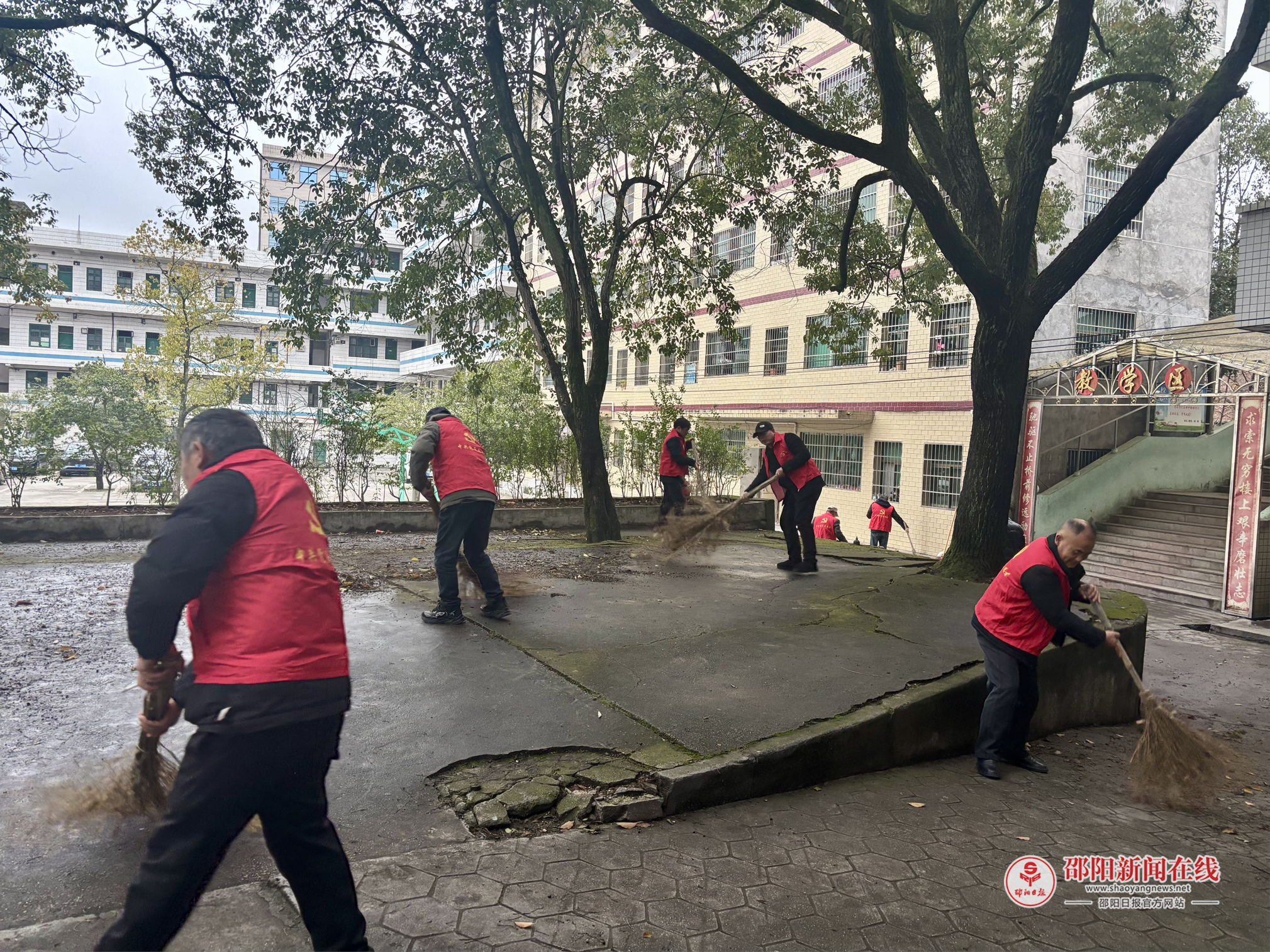 隆回县横板桥镇中学党员教师齐行动，清扫校园迎开学