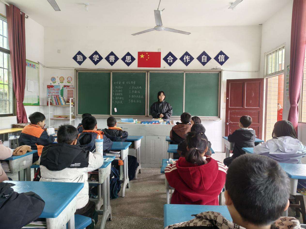 隆回县荷田乡黄皮小学举行开学第一课暨安全教育班会活动