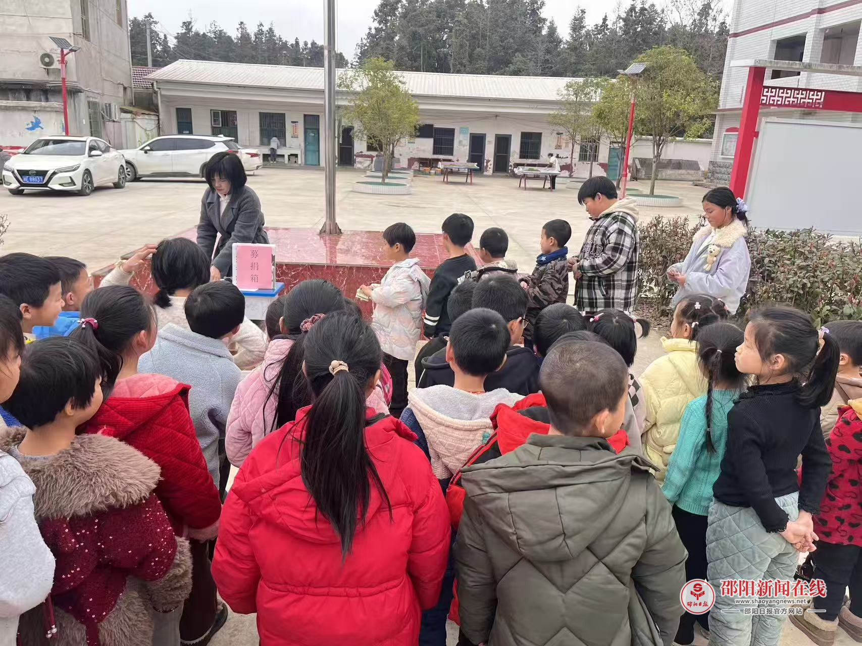 洞口县竹市镇龙潭完全小学开展学雷锋爱心捐款活动