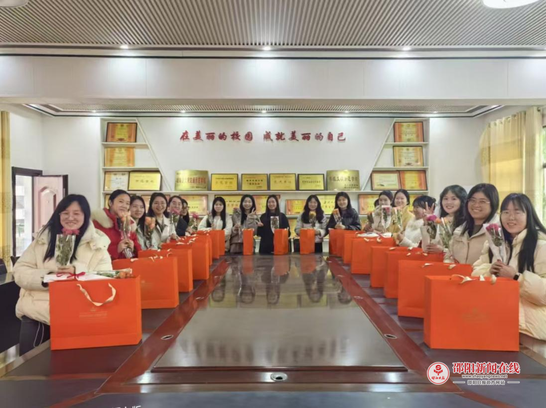洞口县石柱镇中学温情庆祝“三八”国际妇女节
