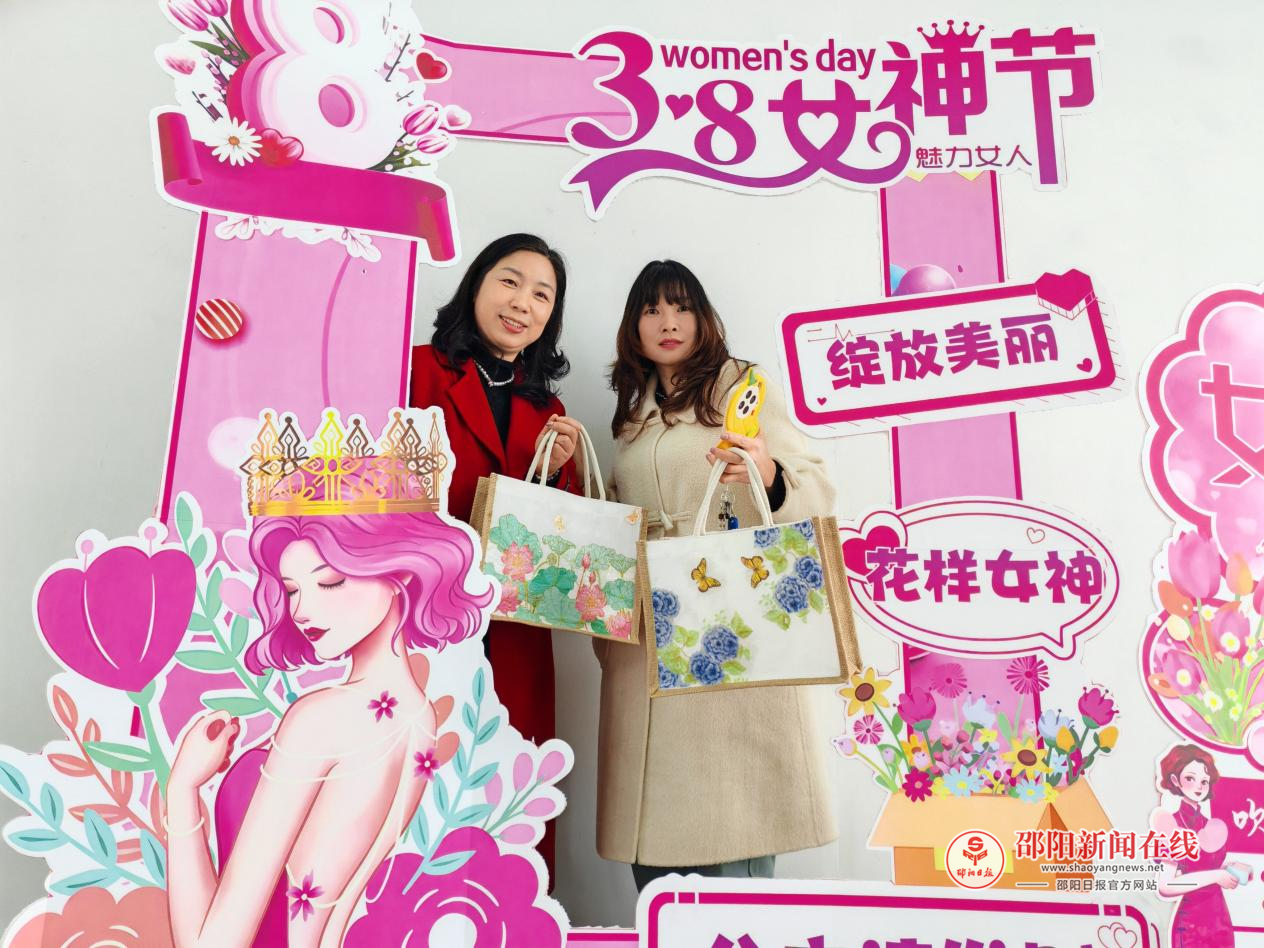 隆回县东方中学举行“三八”妇女节蝶骨巴特包DIY活动