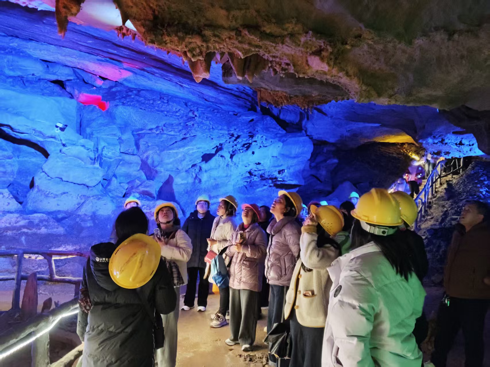 洞口一中举办“三八”妇女节教师团建春游活动