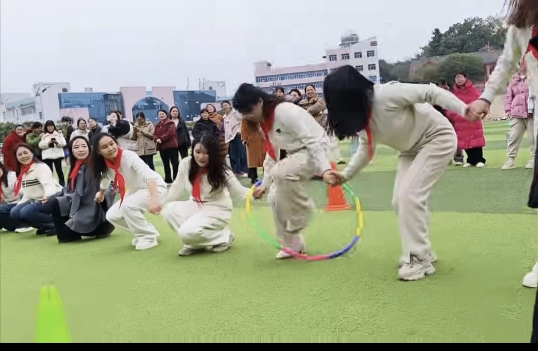 武冈二中举办“圈舞同心”趣味活动