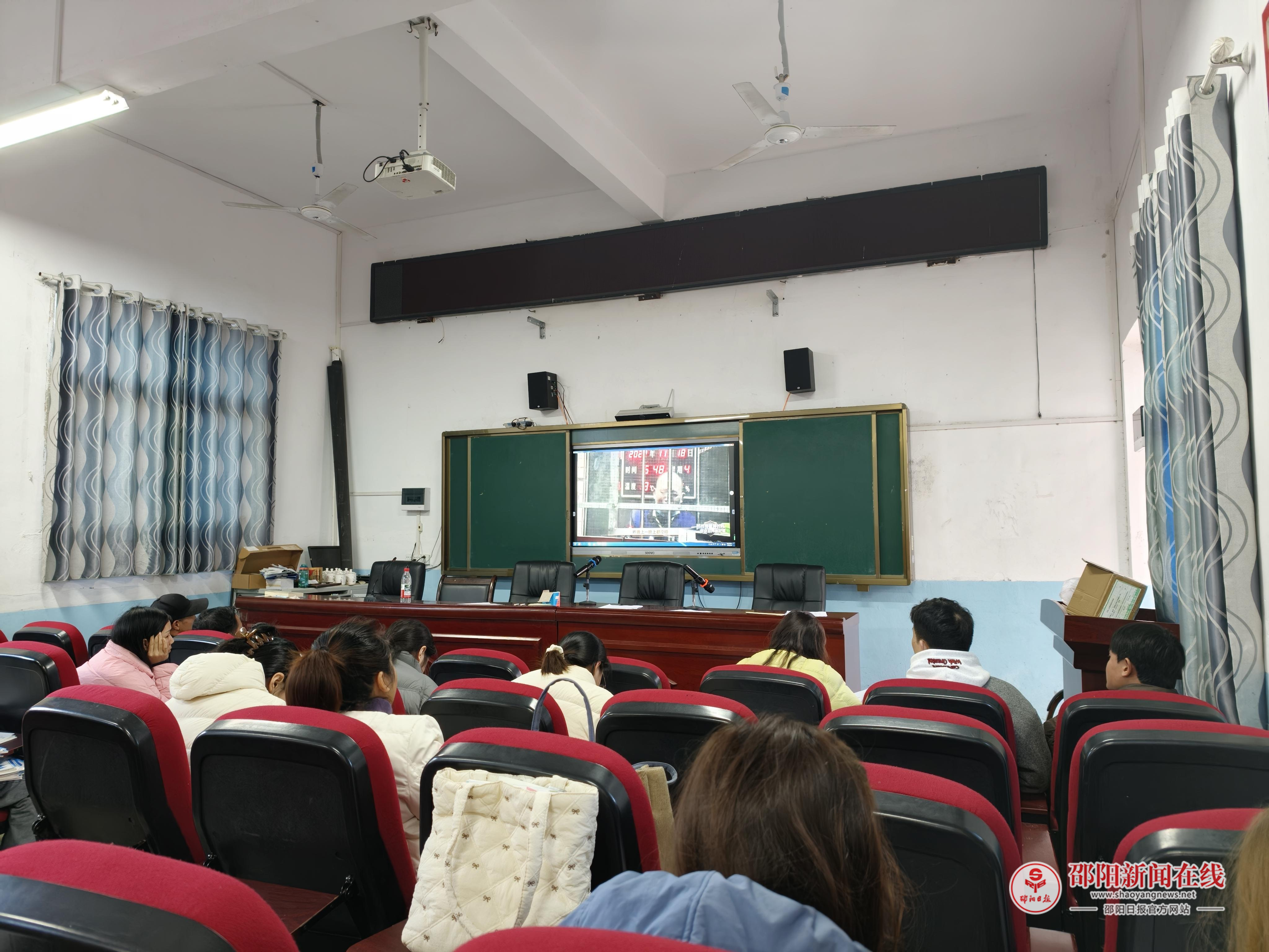 隆回县岩口镇中心小学组织全体教师观看防性侵警示教育片