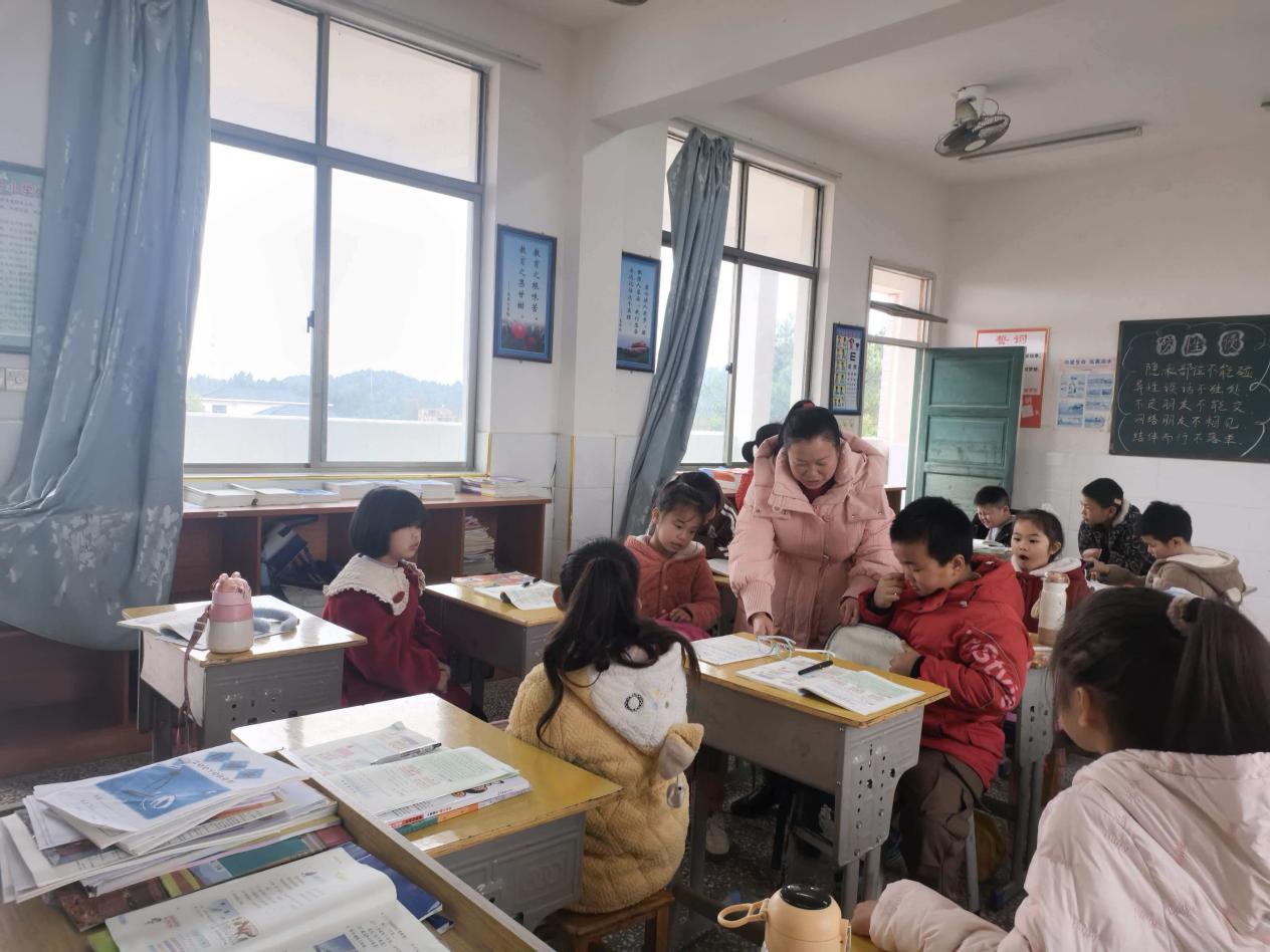 洞口县竹市镇新西完全小学开展校园危险品安全排查活动