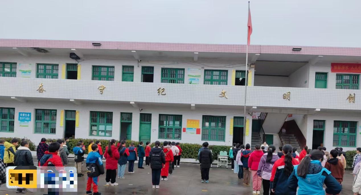 洞口县竹市镇山脚完小举行春季开学典礼