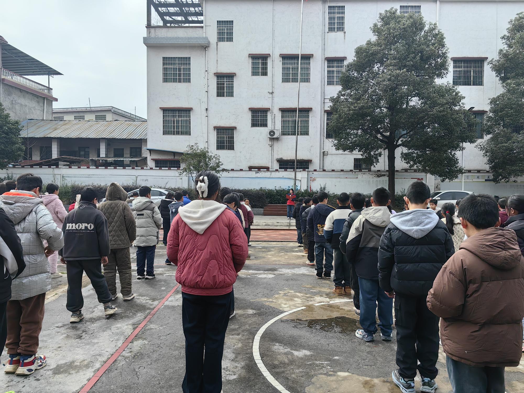 洞口县竹市镇秀丰完全小学举行春季开学典礼