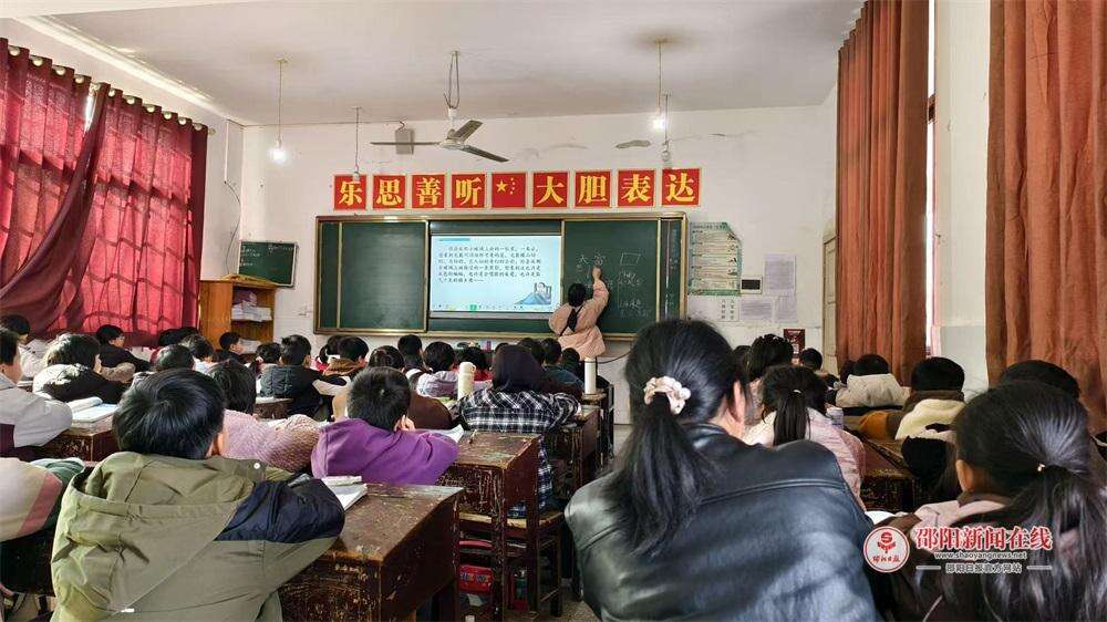 隆回县教研室到高平镇中心小学开展“推门听课”活动