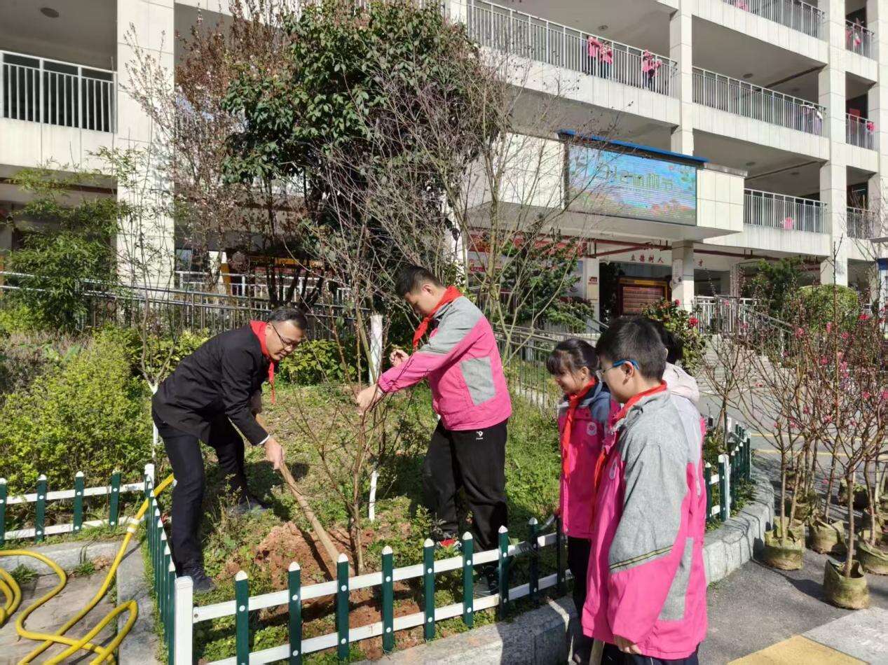 新宁县芙蓉学校举行植树节主题活动