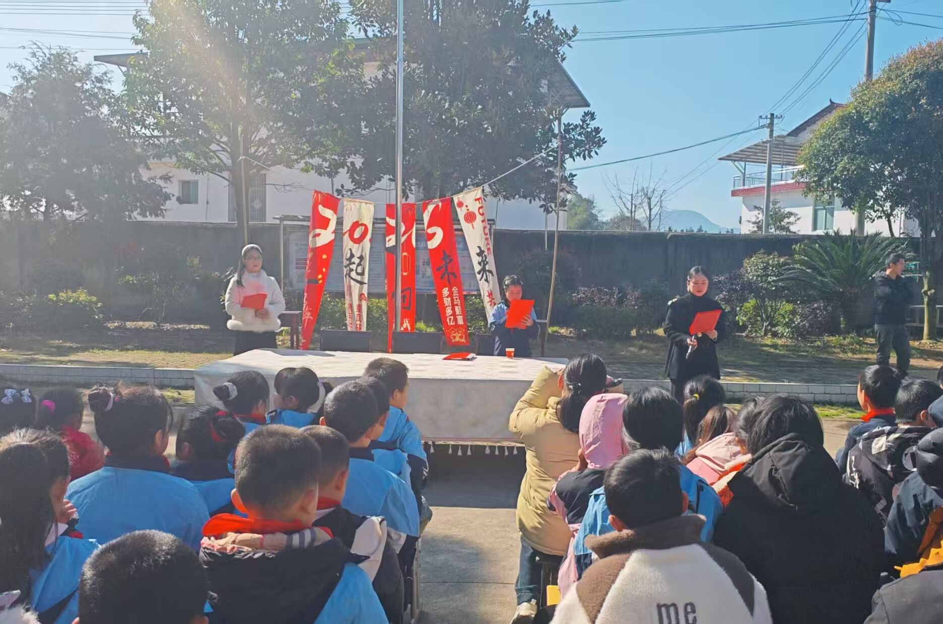 洞口县花园镇巷子小学举行春季开学典礼