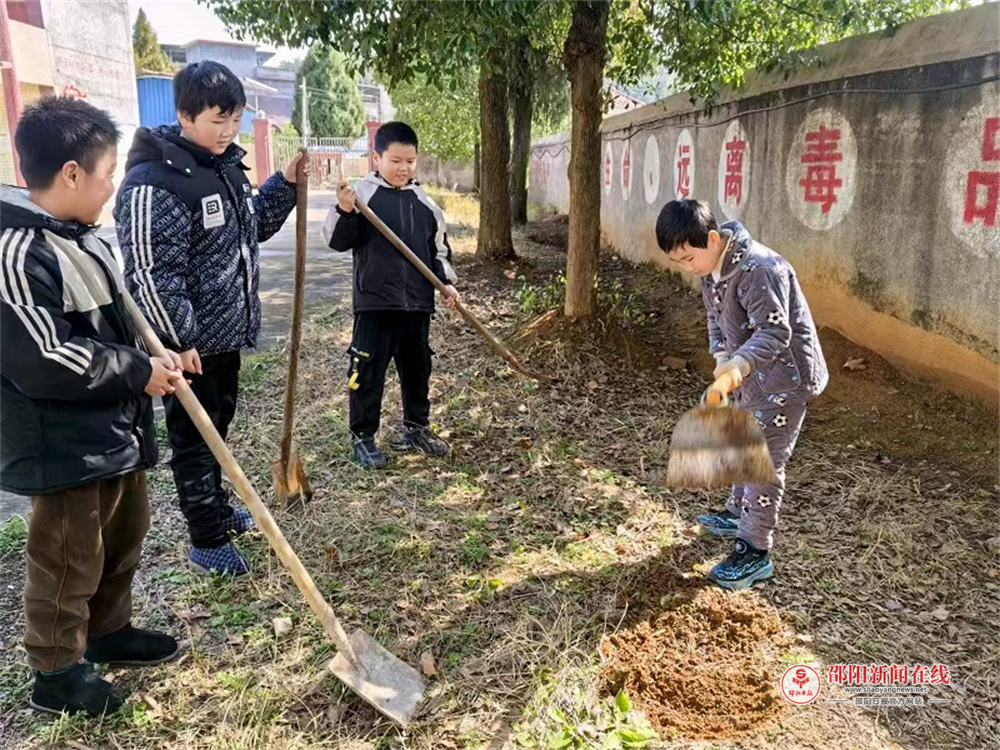 隆回县西洋江镇星子坪小学开展植树节主题实践活动