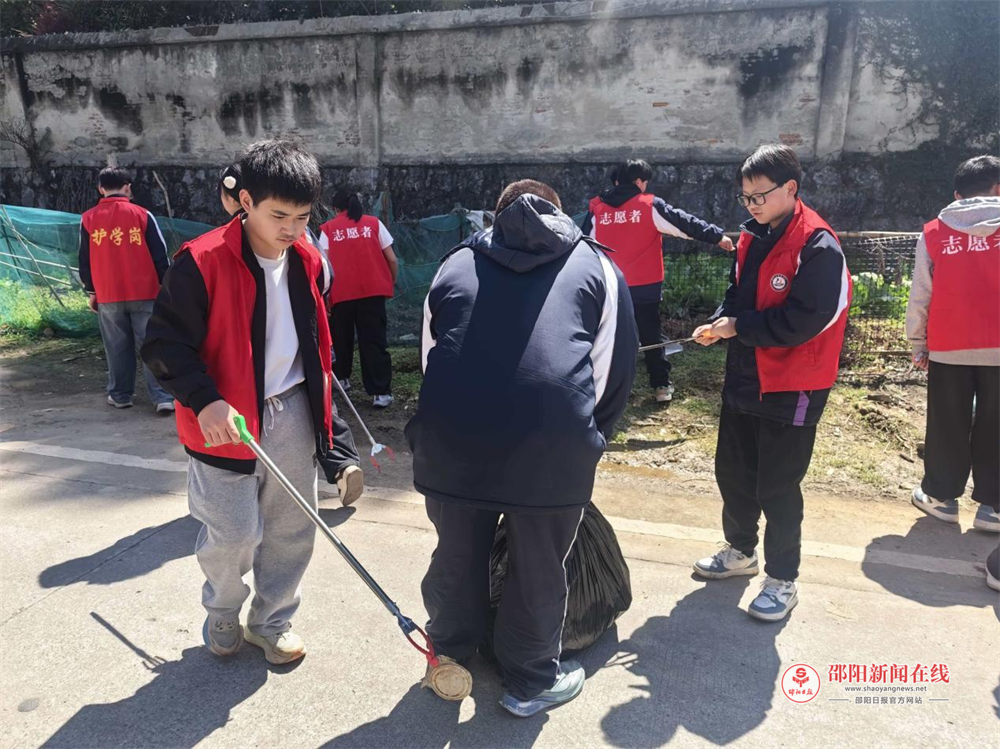 隆回县紫阳中学开展学雷锋系列主题活动