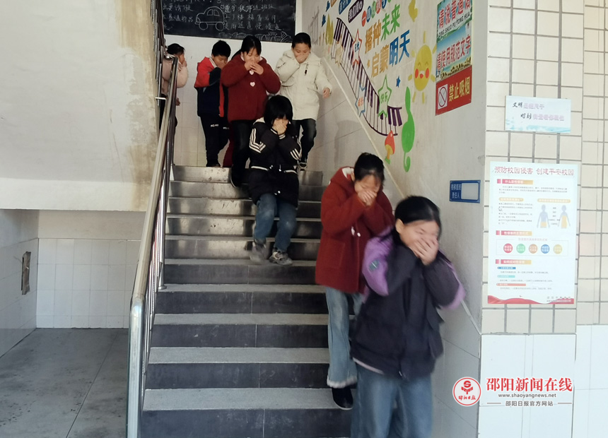 隆回县金石桥镇新良小学开展应急疏散演练活动