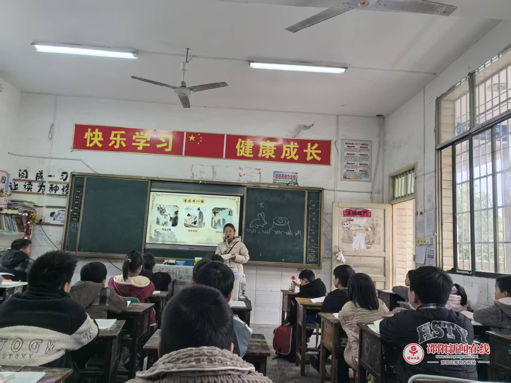 隆回县岩口镇中心小学开展新进教师推门听课活动