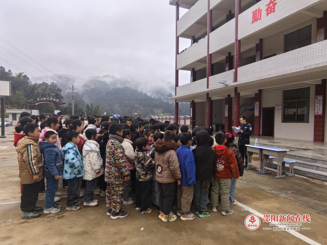 隆回县鸭田镇兴田小学开展法治副校长入校宣讲活动