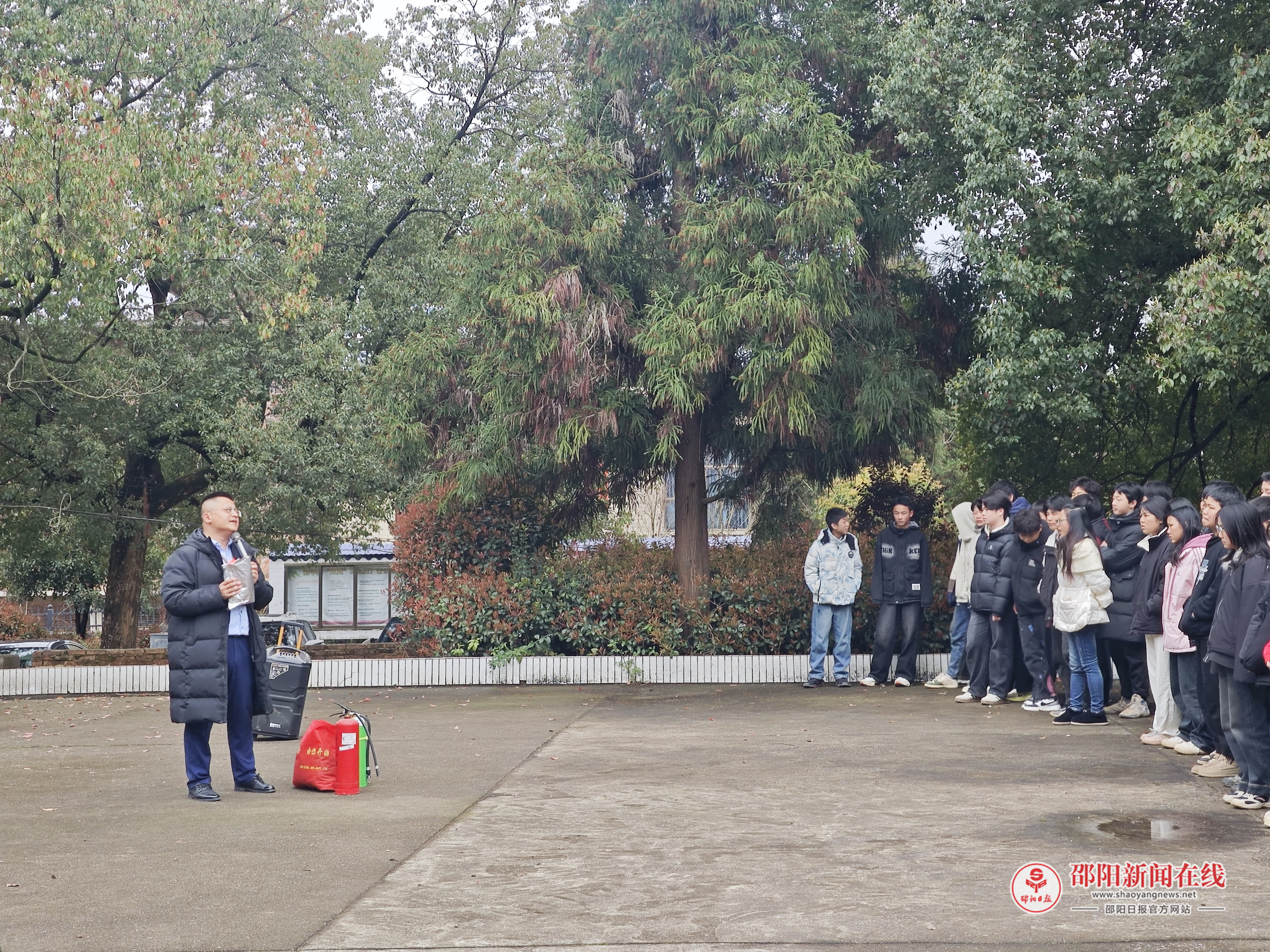 武冈市双牌镇龙从中学开展消防演练及知识培训活动