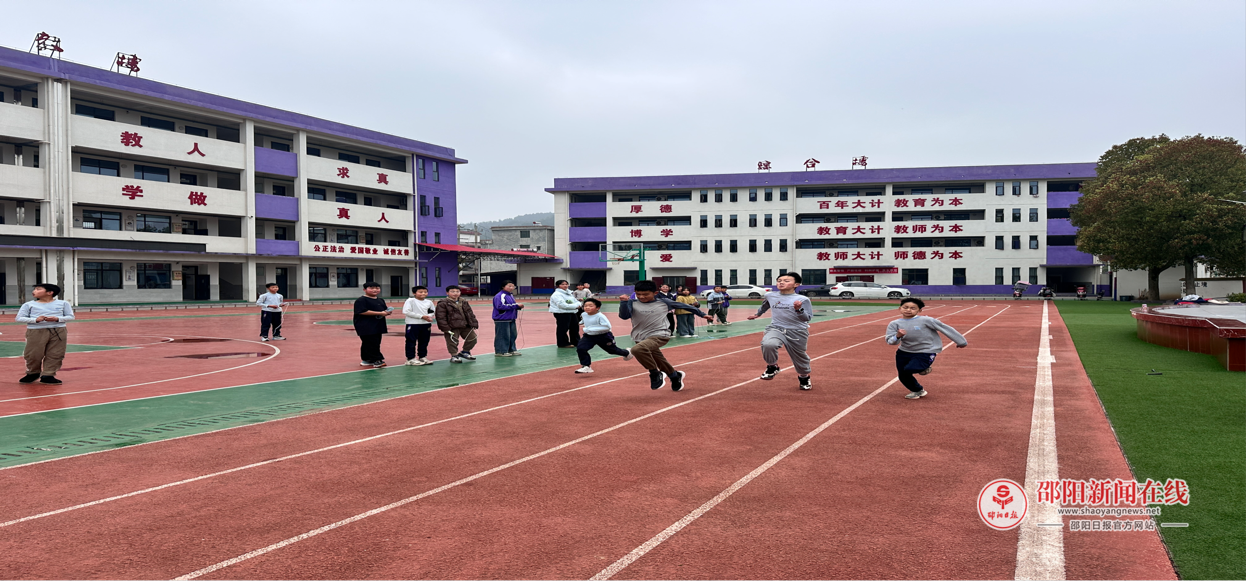 洞口县黄桥镇九峰完全小学六年级开展50×8往返跑与跳绳专项训练