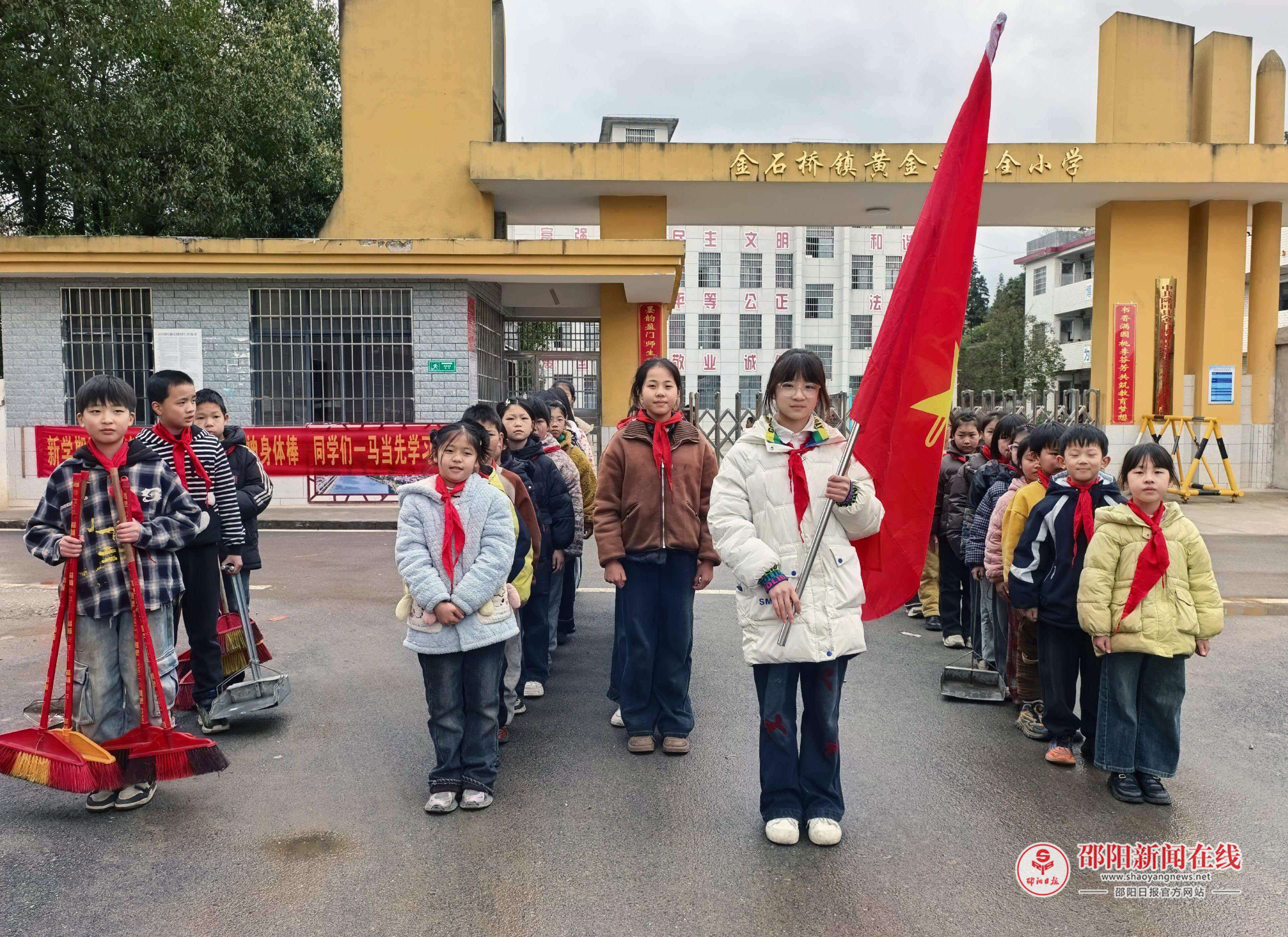 隆回县金石桥镇黄金井完全小学开展“学雷锋月”义务清扫活动