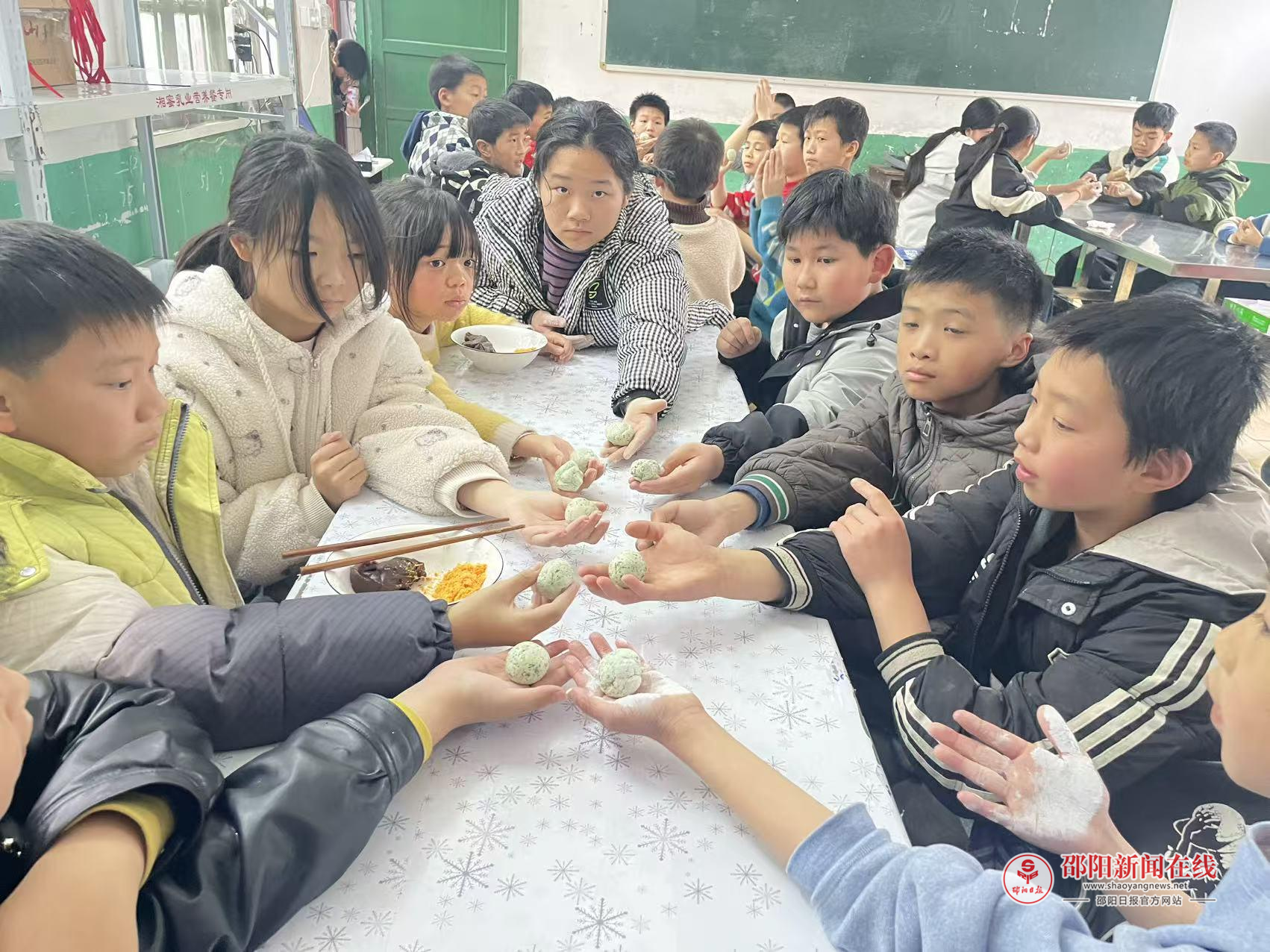 隆回县岩口镇中心小学劳动厨房社团开展清明主题实践活动