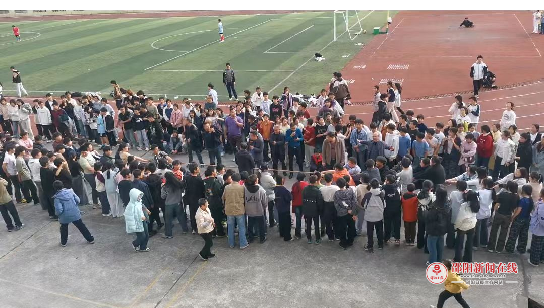 隆回县横板桥镇中学：“双减”赋能校园乐，师生拔河趣无穷