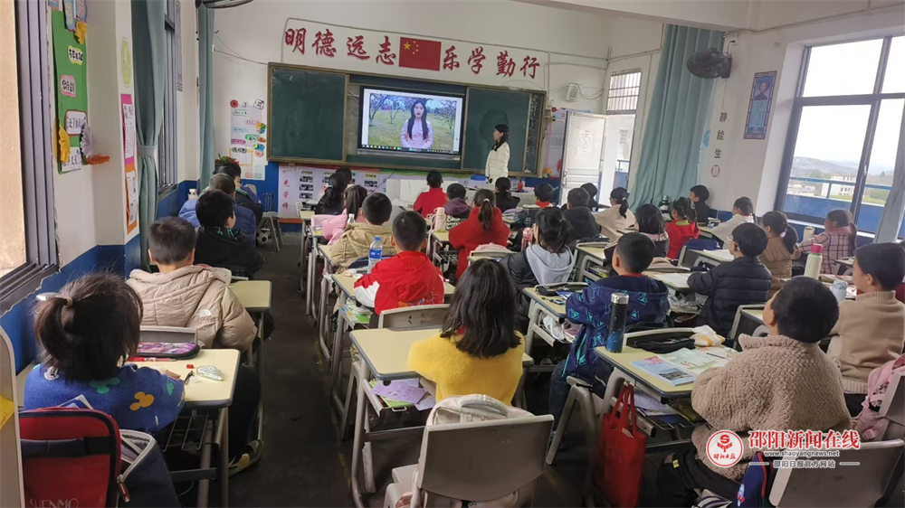 隆回县北山镇中心小学组织观看长征胜利90周年视频