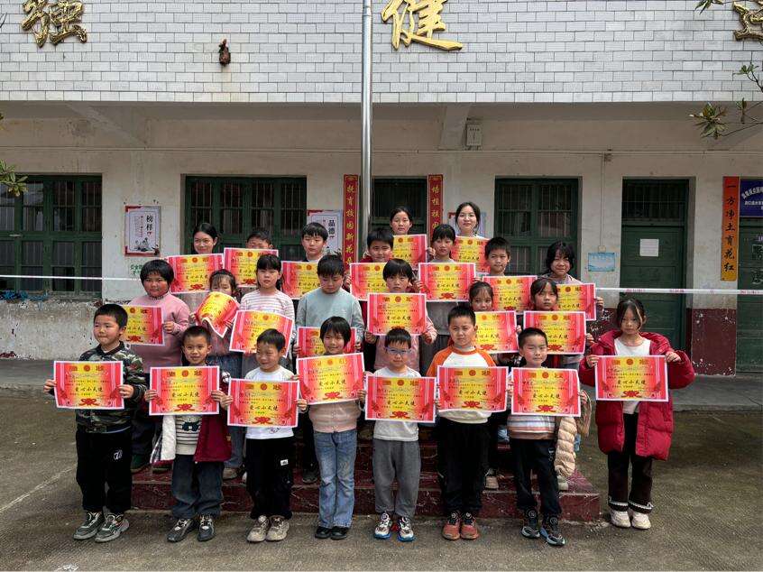 洞口县水东镇中心小学举行“学雷锋”爱心捐款活动