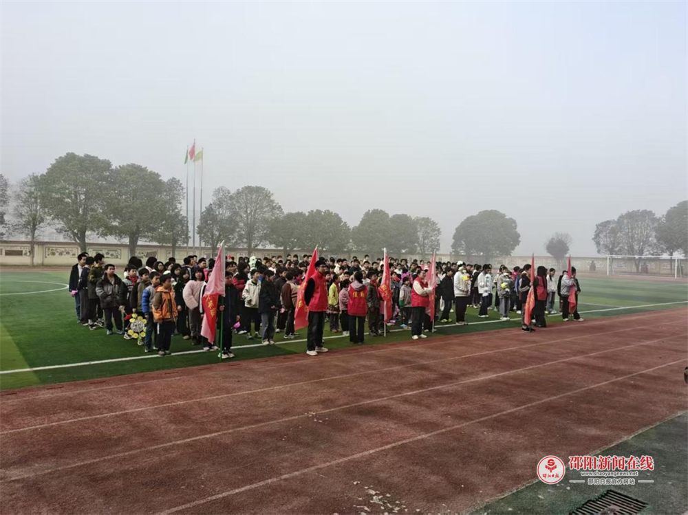 邵东市毛荷殿学校参与雷打石革命烈士墓祭扫活动