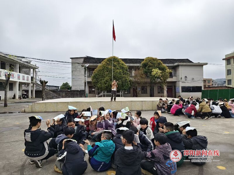 隆回县罗白九年义务制学校开展地震与消防安全应急疏散演练