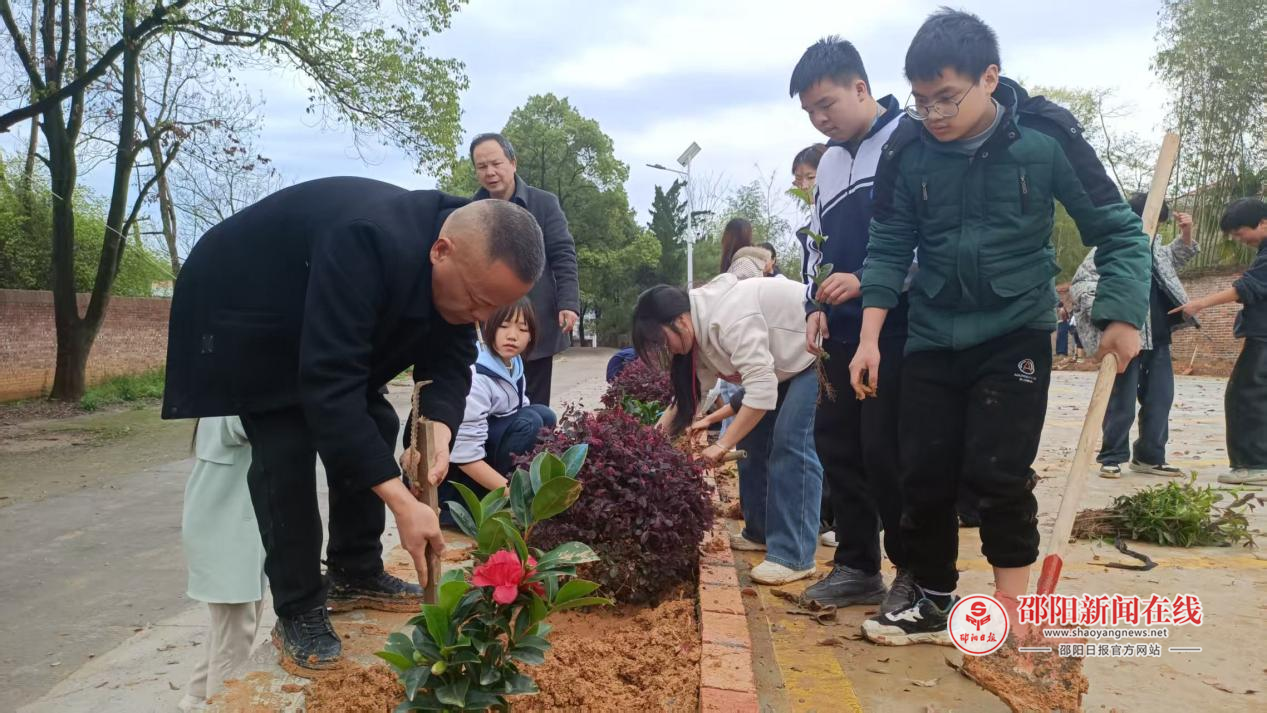 邵东市檀山铺中学开展植树劳动实践活动