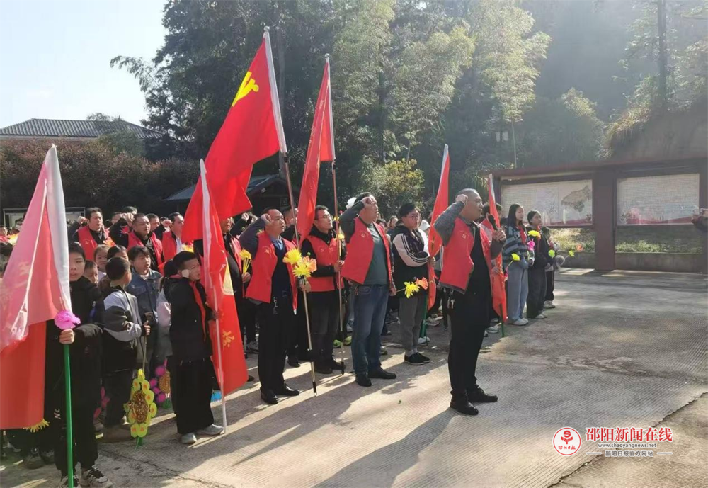 邵东市芙蓉学校到雷打石革命烈士墓开展清明祭扫活动