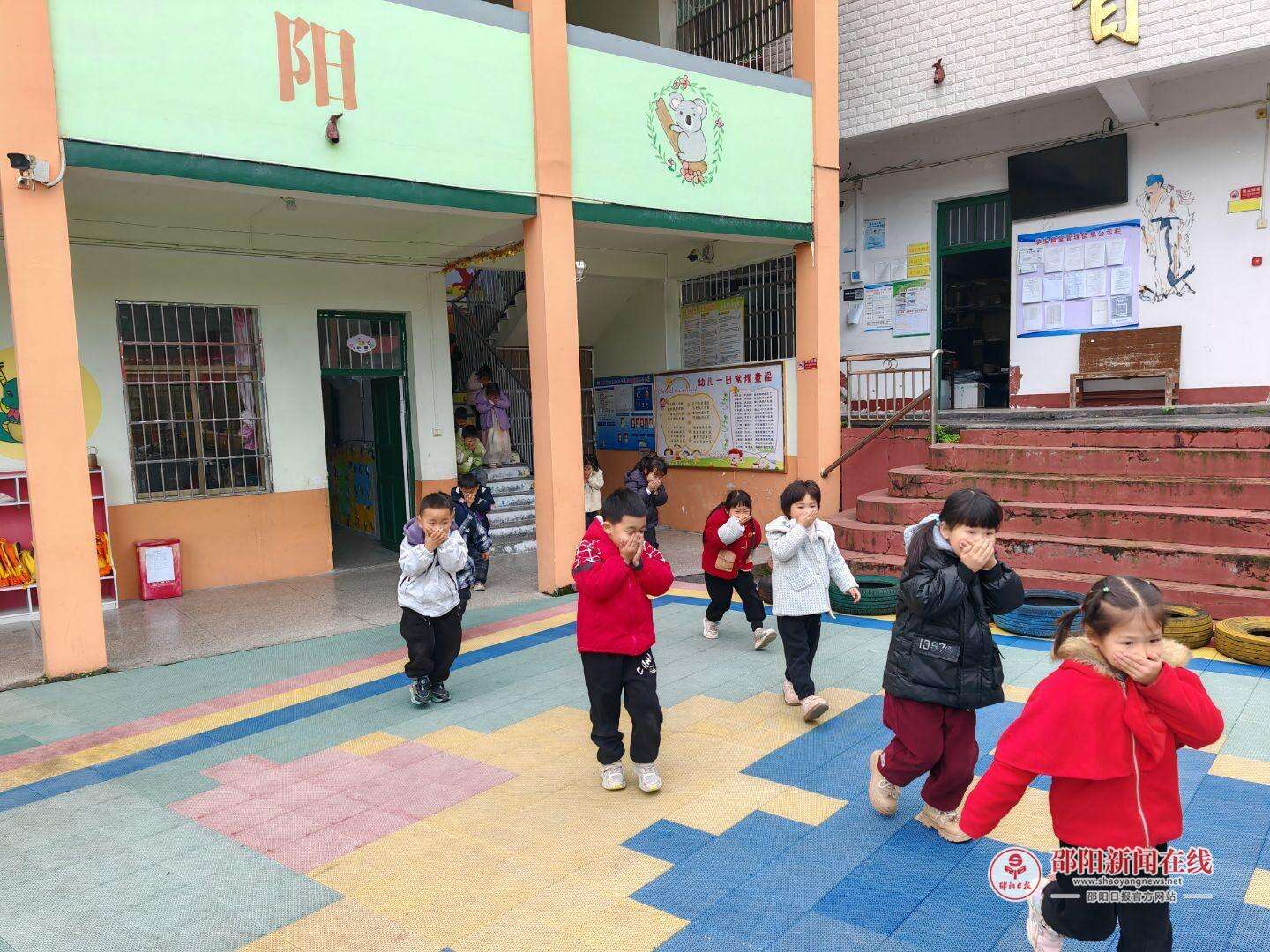 洞口县江口镇中心幼儿园举行消防应急疏散演练活动