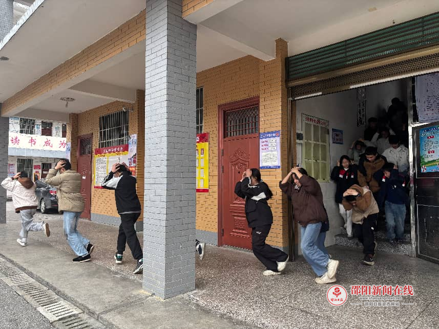 隆回县西洋江镇五星中学开展防空地震应急演练