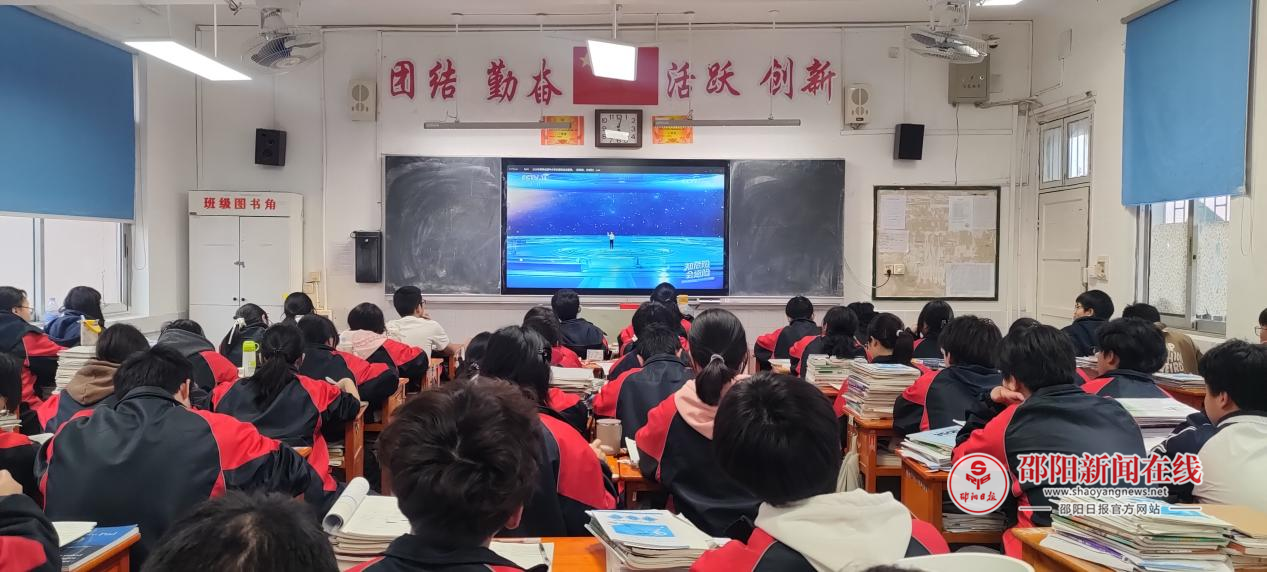 隆回一中组织观看《2026年春季全国中小学生交通安全主题课》