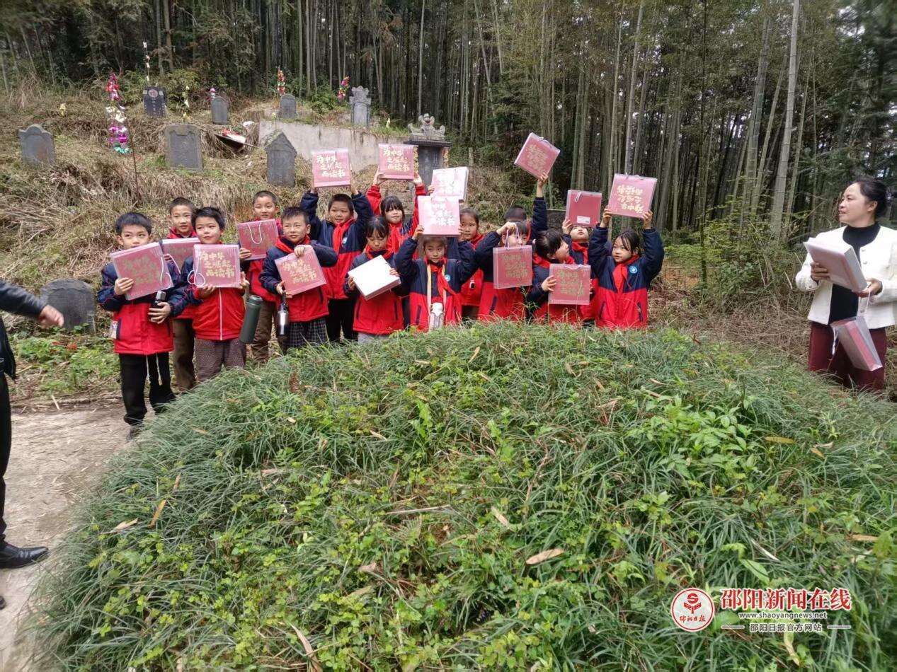 洞口县花古街道办事处退役军人服务站开展“清明祭英烈 少年承星火”教育活动