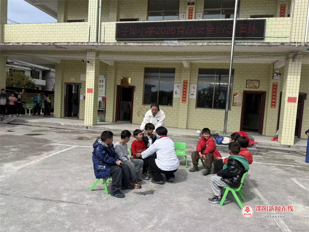 隆回县鸭田镇李子坳小学开展食品安全应急演练