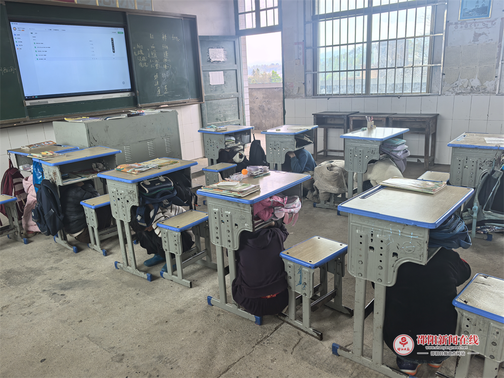 邵东市灵官殿镇三合小学开展地震应急疏散演练