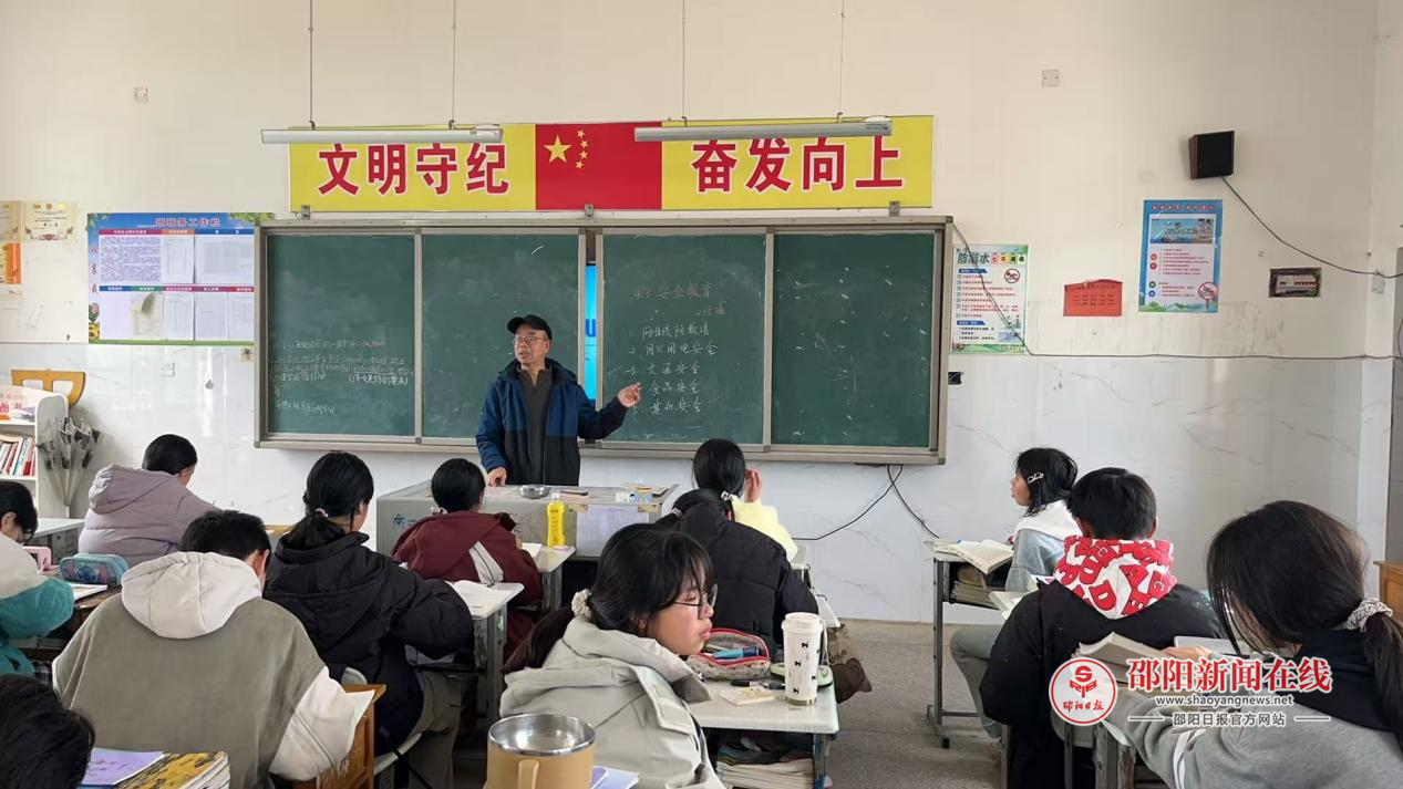 隆回县北山镇中学召开汛期地质灾害防范主题班会