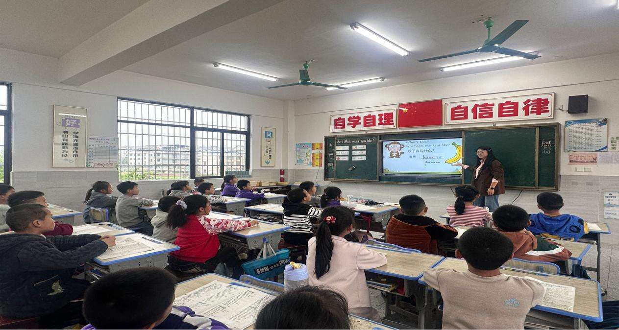 洞口县黄桥镇九峰完全小学开展“美味食物”英语教学课