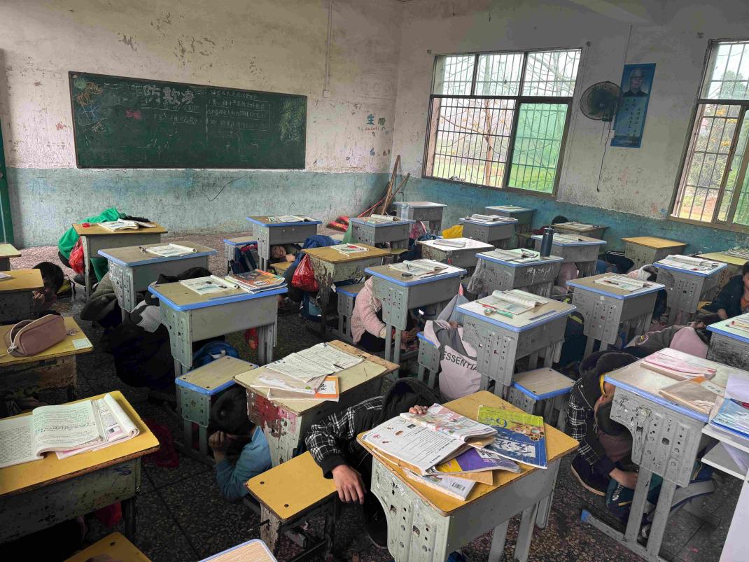 洞口县黄桥镇东林完全小学开展防地震应急疏散演练活动