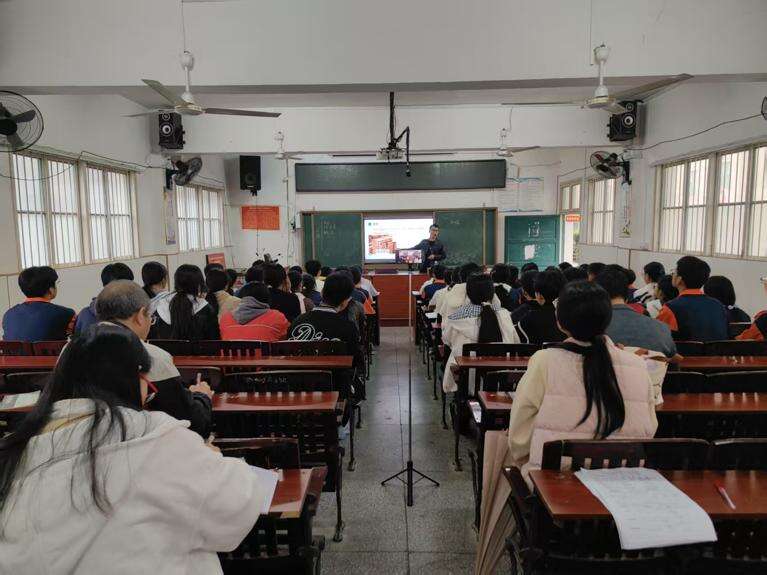 洞口县山门镇中心学校理化组开展骨干教师示范课活动
