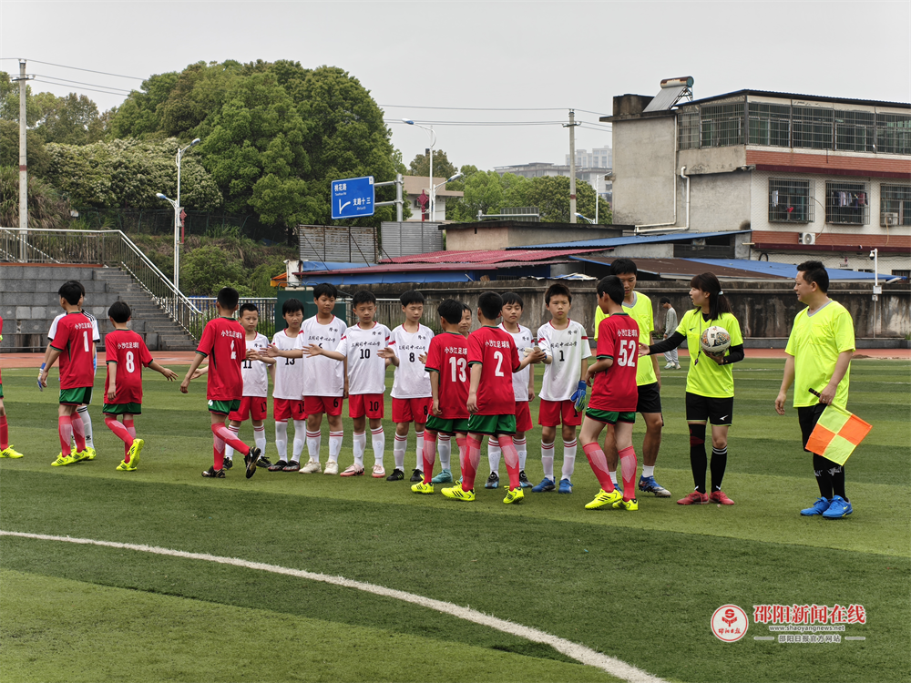 隆回县三阁司镇中心小学打响隆回县第三届校园足球联赛小组赛首战
