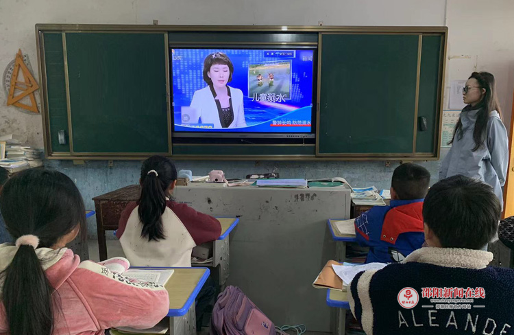 隆回县金石桥镇游家桥小学组织全体学生观看防溺水安全教育警示片