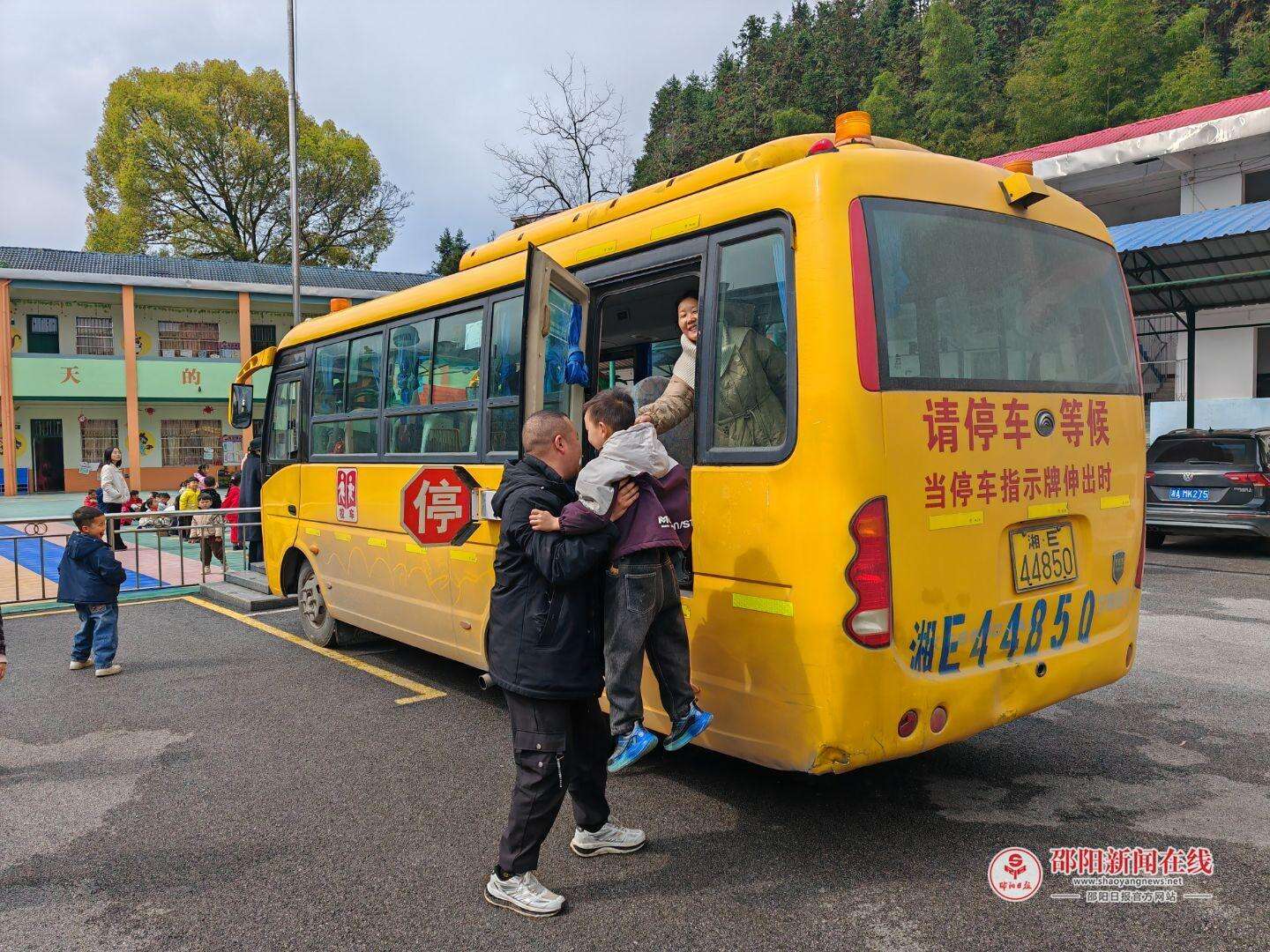 洞口县江口镇中心幼儿园开展校车紧急疏散演练活动