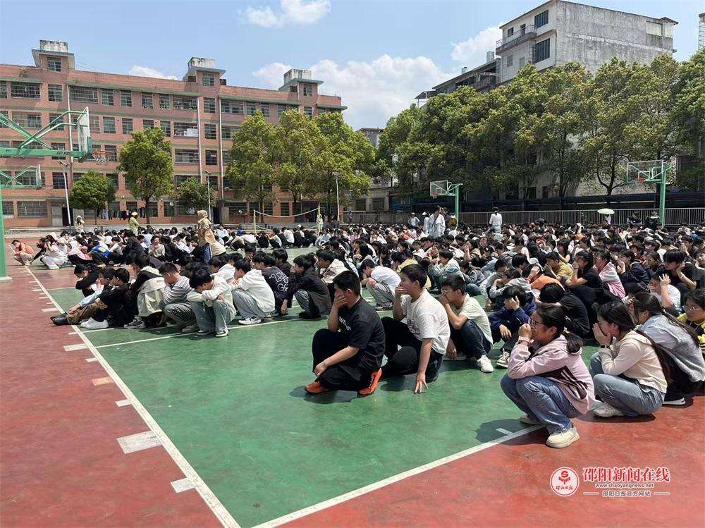 隆回县荷香桥镇中心学校开展消防安全疏散演练