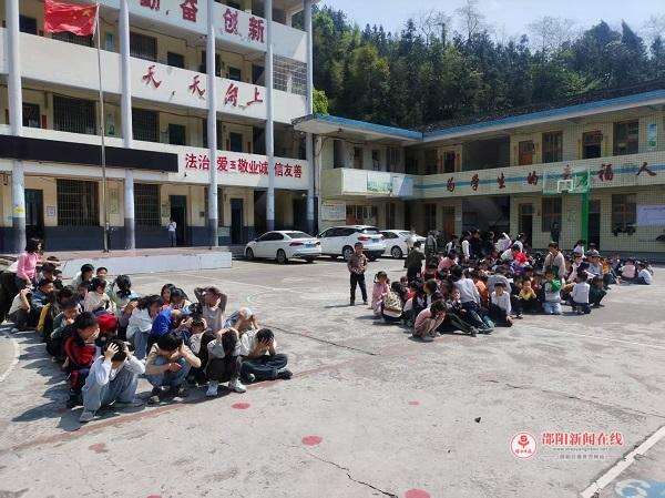 隆回县荷田乡中心小学开展防火防震安全演练